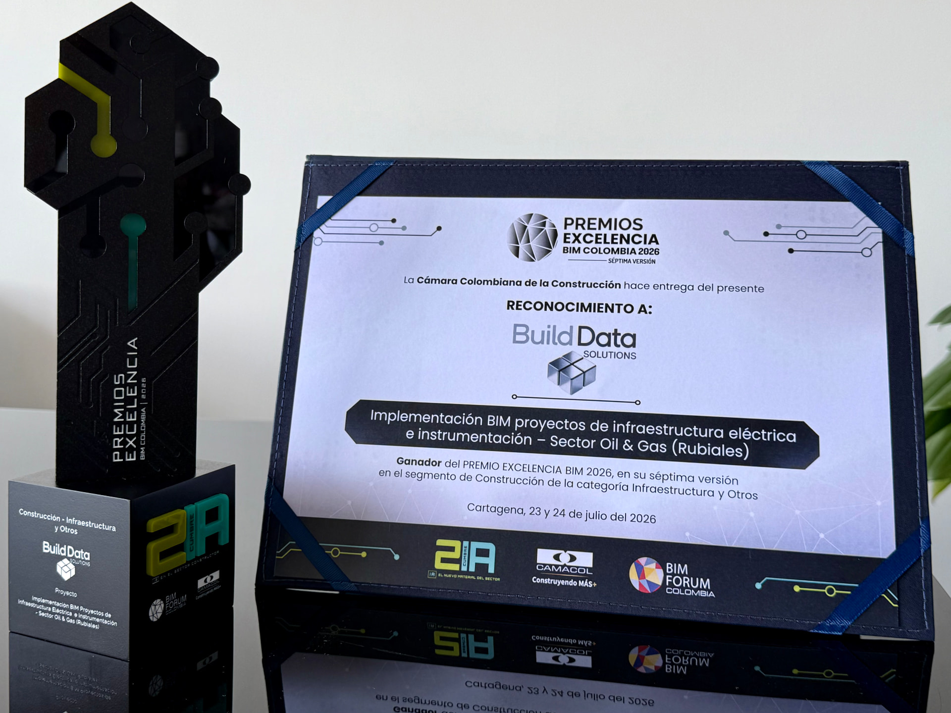 Trofeo y reconocimiento del Premio Excelencia BIM Colombia 2026 otorgado a Build Data Solutions